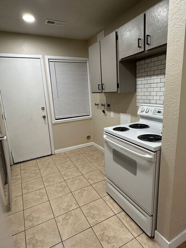 Building Photo - GET $500 OFF OF THE FIRST MONTHS RENT!!!