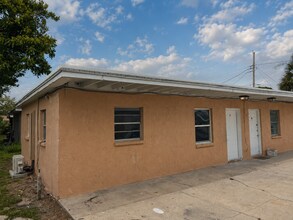 Building Photo - Nice 2BR/1BA Duplex Near Schools in Winter Haven!