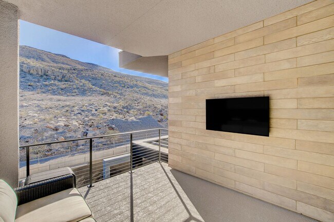 Building Photo - Mesa Ridge Luxury Oasis Feathertop