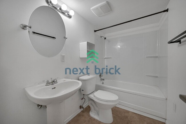 Building Photo - Welcome to this beautifully located 4-bedroom, 2-bath