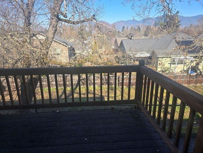 Building Photo - 3 bed 2 bath Home for Rent in Grants Pass