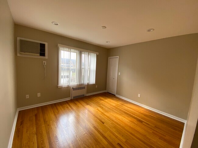 Building Photo - 436 Fern Ave