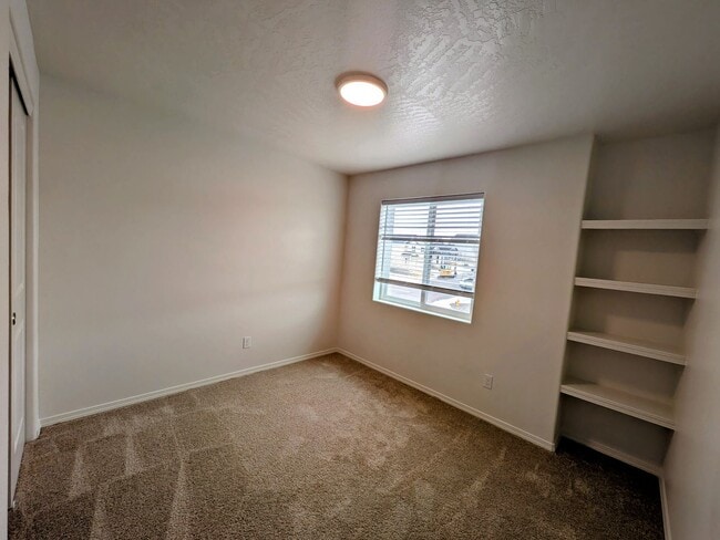 Building Photo - New Townhome for Rent in Southridge Area