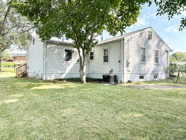 Building Photo - 3 bedroom ranch home in Lindbergh School D...