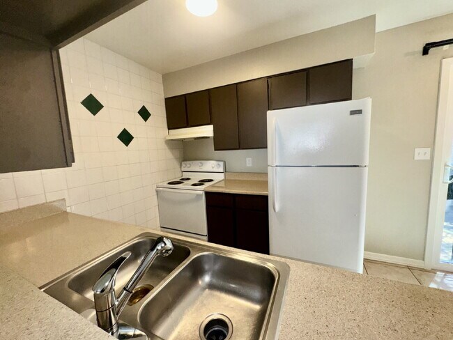 Building Photo - 2 bed 1 bath WTS included