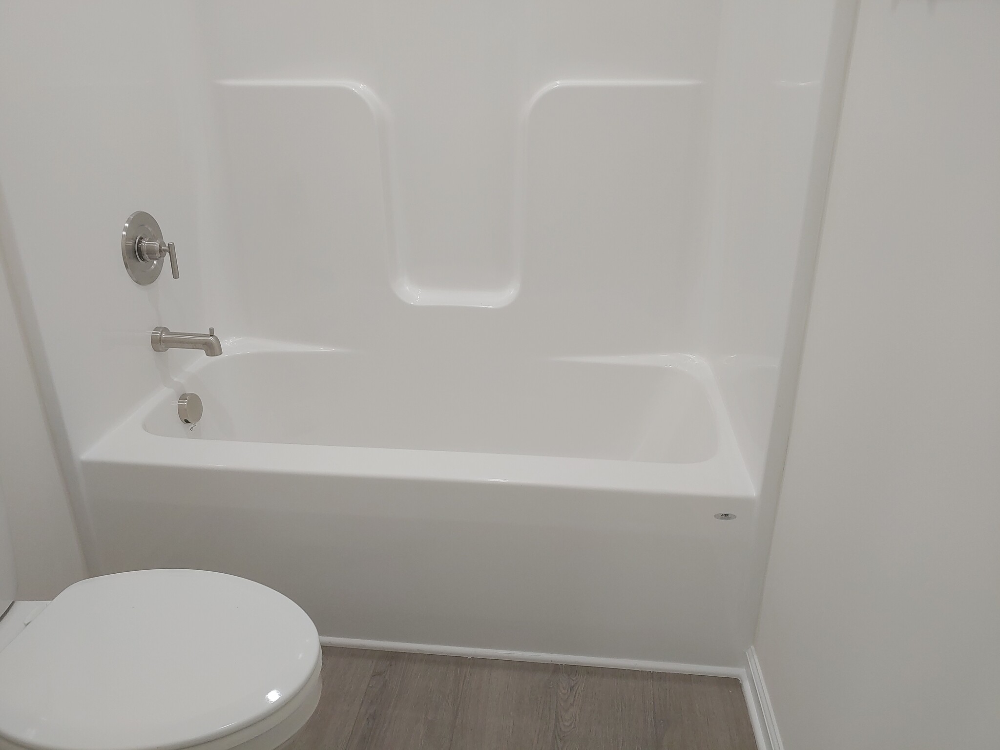 Tub / shower - 6138 Warren Newcomb Dr