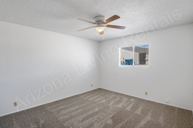 Building Photo - LARGE 3 BEDROOM DUPLEX