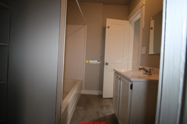 Building Photo - Large refurbished 3 Bedroom Upper