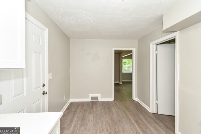 Building Photo - 1660 Valencia Rd
