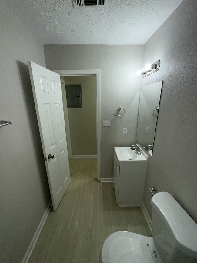 Building Photo - 4923-4923 Woodmont Dr