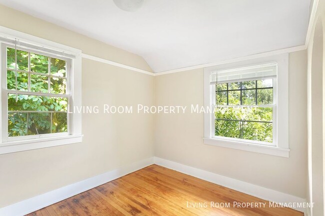 Building Photo - Charming, South Portland, Light-filled Apa...