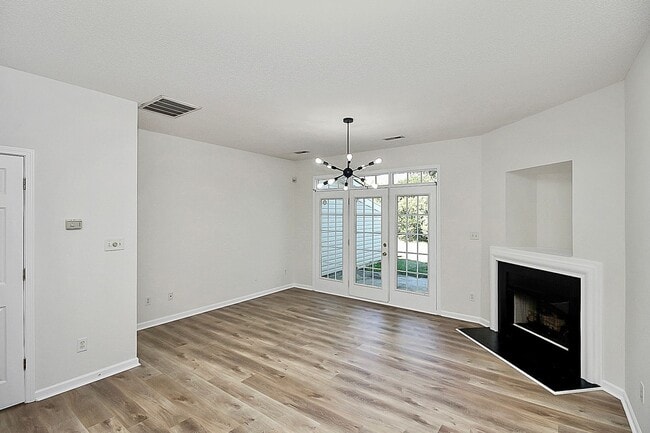 Building Photo - Luxury Townhome minutes from Uptown!