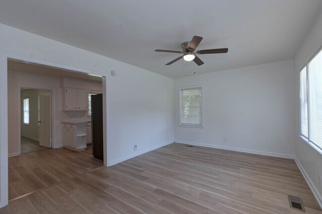 Building Photo - 2864 Hawthorne Dr