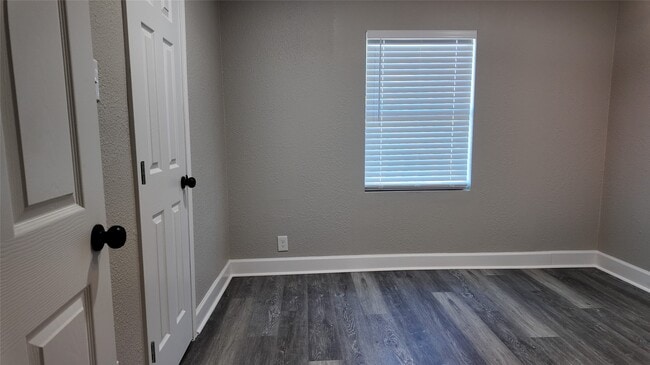 Building Photo - 917 Temple Dr