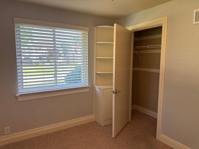 Building Photo - 111 Lynnwood Dr