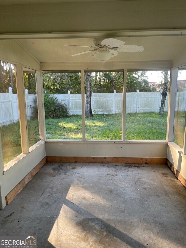 Building Photo - 208 Royal Palms Ave