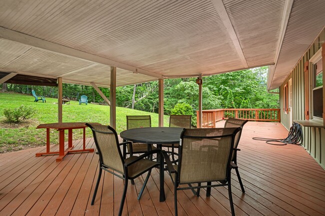 Building Photo - 3-Bedroom Home in North AVL with Studio an...