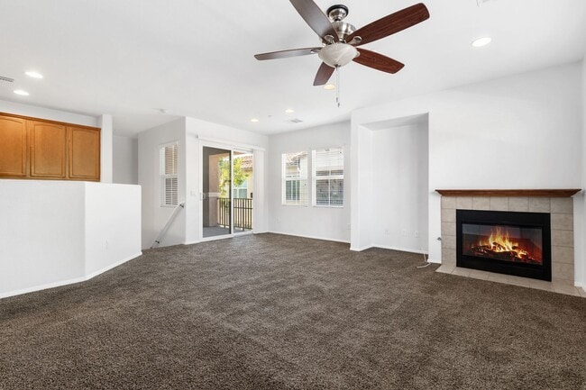 Building Photo - 2 bedroom Condo with an attached garage an...