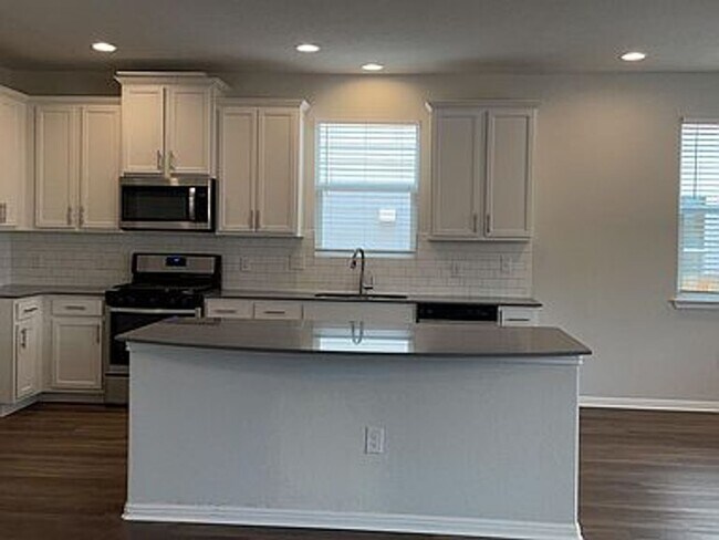 Building Photo - 233 Hauser Dr
