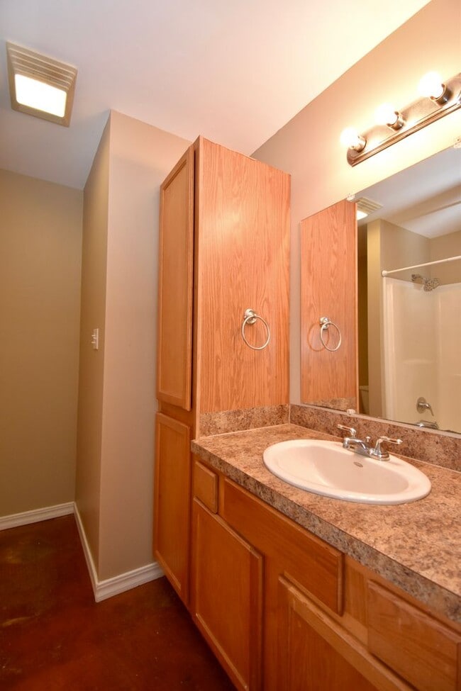 Building Photo - 3 Bedrooms, 3 Bathrooms, & Close to Campus...