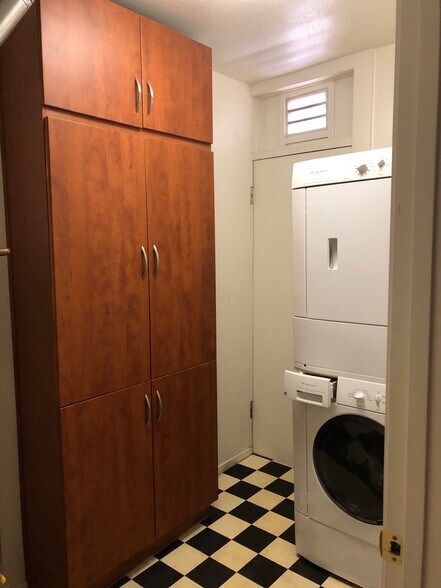 laundry room - 3611 1/2 W 4th St
