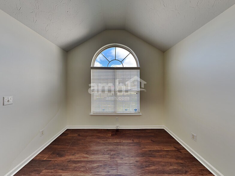 Building Photo - 2521 Fairstone Ave