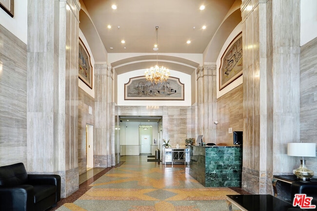 Building Photo - 939 S Broadway