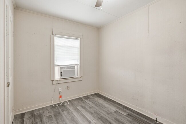 Building Photo - NA - "141 Ambroise St"