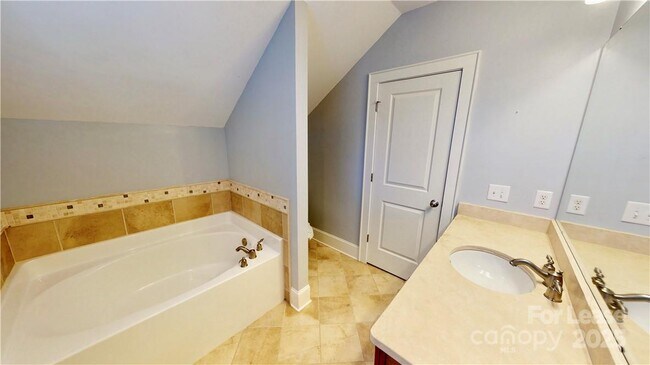 Building Photo - 2213 Roslyn Ave