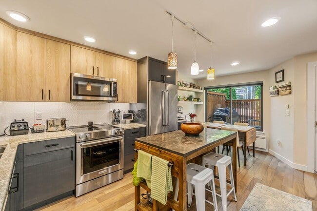 Building Photo - 2+ Bed 2.5 Bath East Madison Townhouse