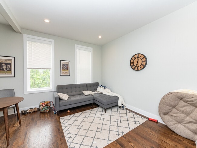 Building Photo - 2145 W Webster Ave