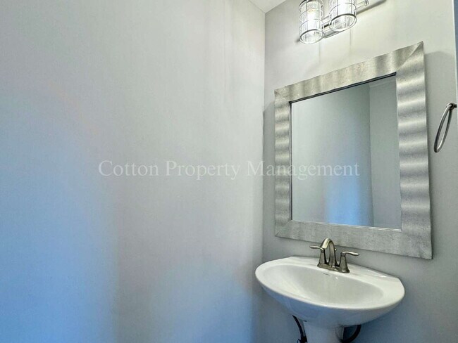 Building Photo - 4732 Siddons Dr