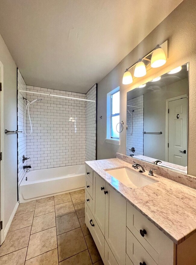 Building Photo - 3/2 Duplex on the River