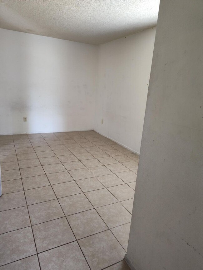 Building Photo - Welcome to Silver Springs Shores–Plaza Rid...