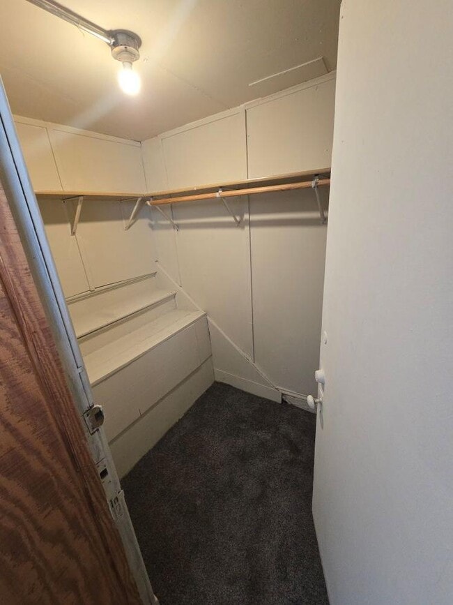 Building Photo - 518 Moen Ave