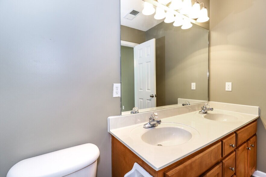 Building Photo - 2842 Misty Briar Cove