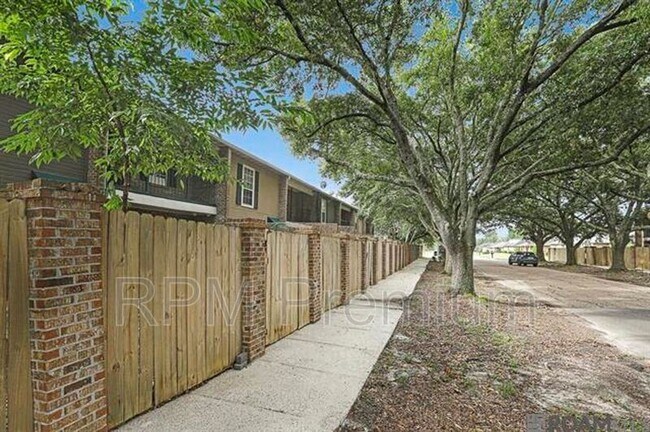 Building Photo - 4625 Parkoaks Dr