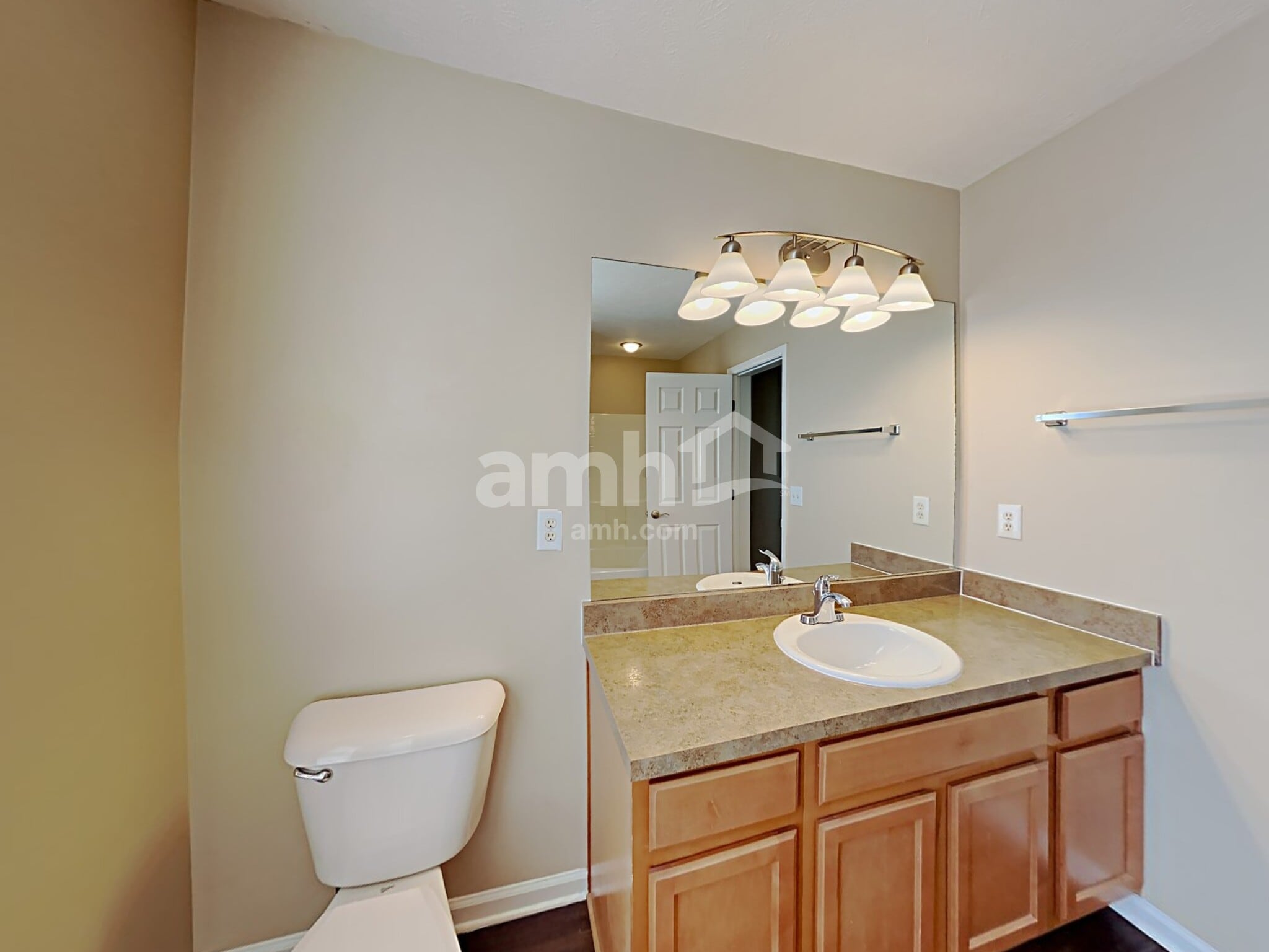 Building Photo - 4568 Hawthorn Dr