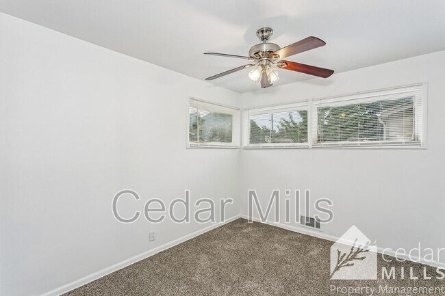 Building Photo - 1422 Cloverdale Dr