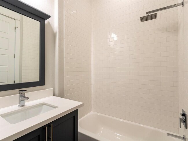 Building Photo - 1027 W 24th St