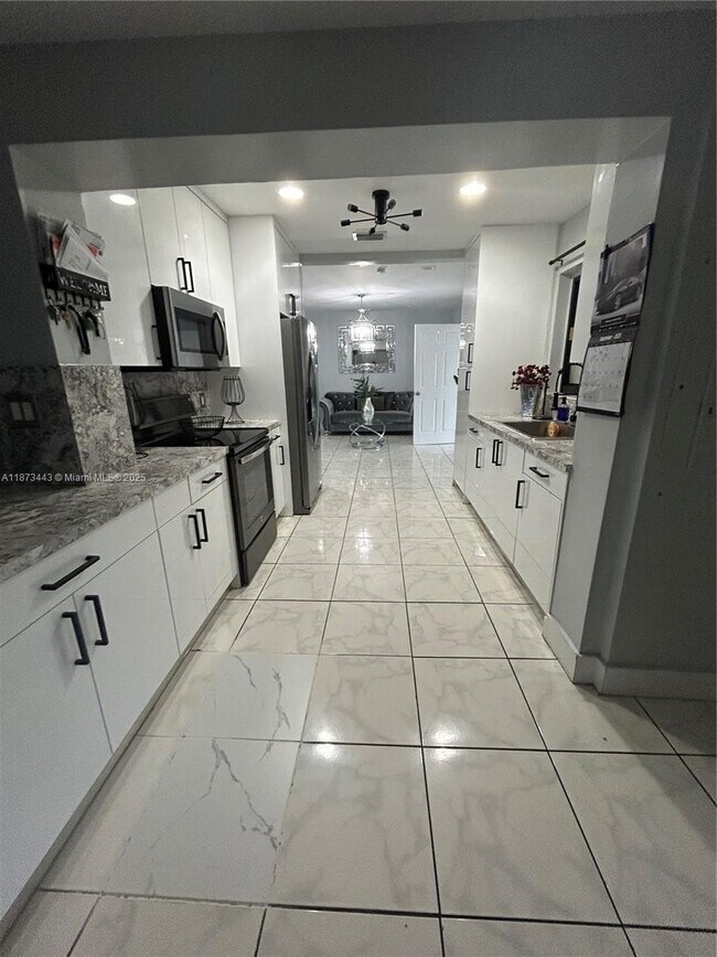 Building Photo - 1240 Peri St