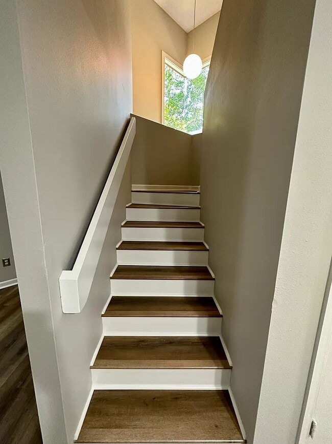 Building Photo - "Two story, 2 bedroom / 2.5 bathroom townhome near Hilaman Golf Course available for August move-...