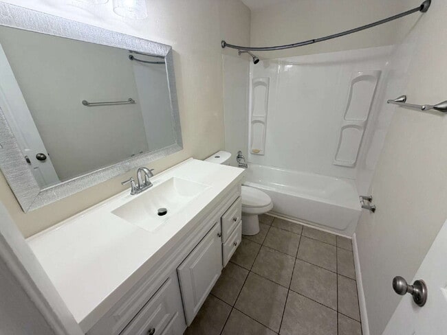 Building Photo - 2-bedroom, 1-bath half-duplex is move-in ready