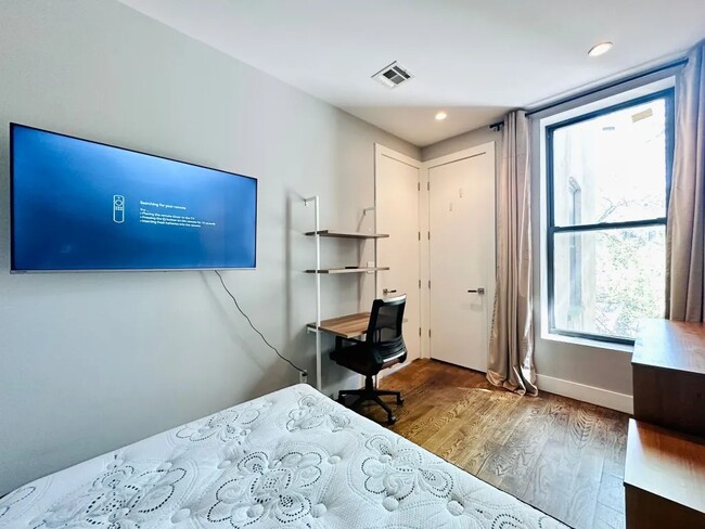 Building Photo - Private Bedroom in a 4 bedroom / 1.5 bathr...