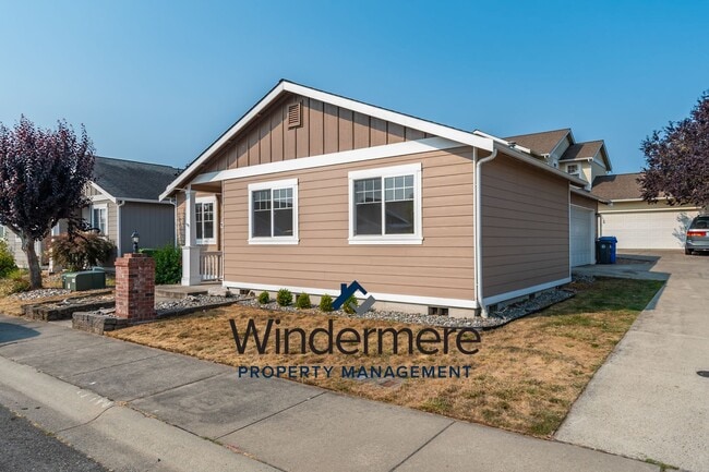 Building Photo - Charming Home in the Heart of Oak Harbor –...