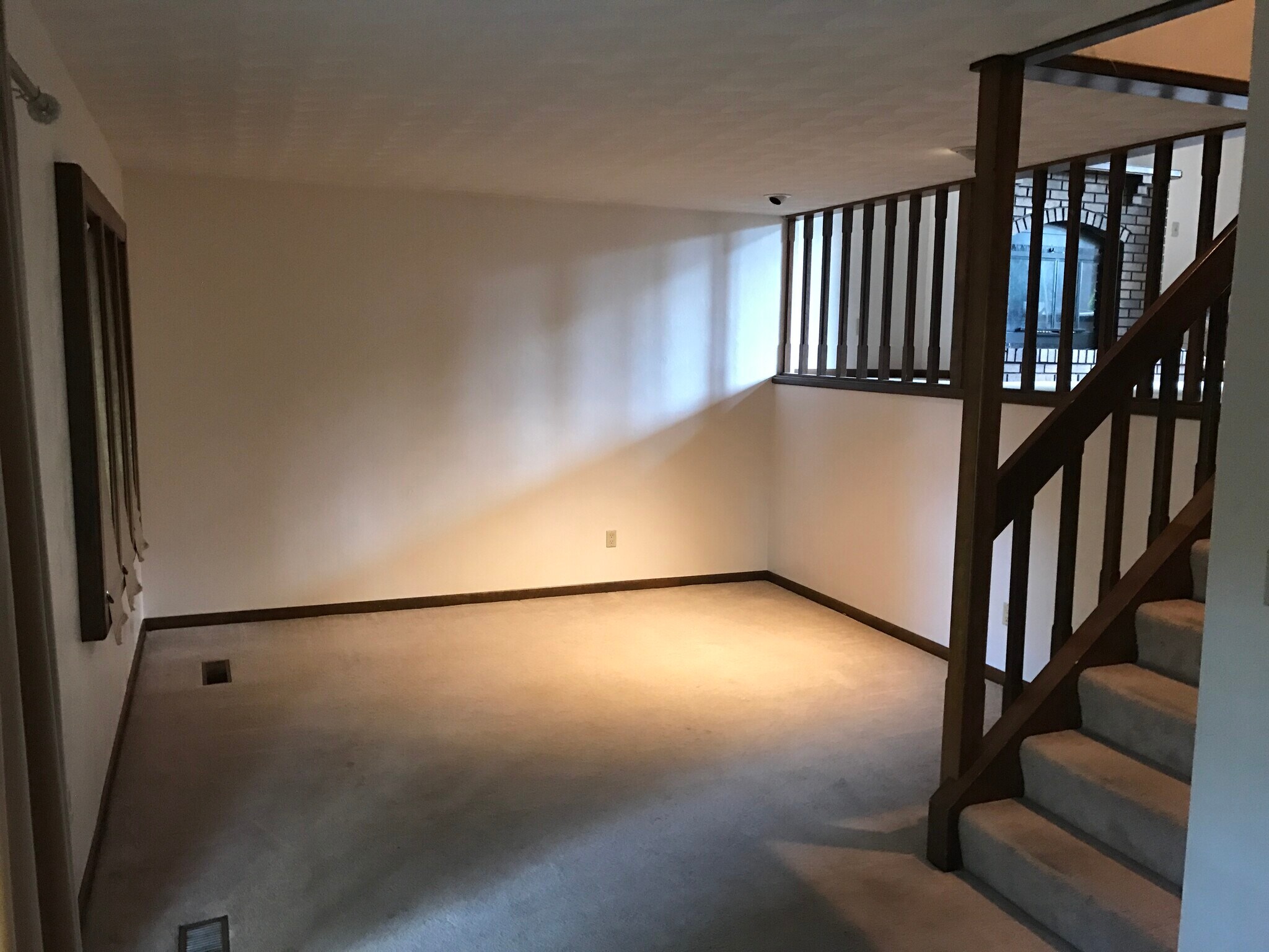 Building Photo - 1458 Eastview Dr