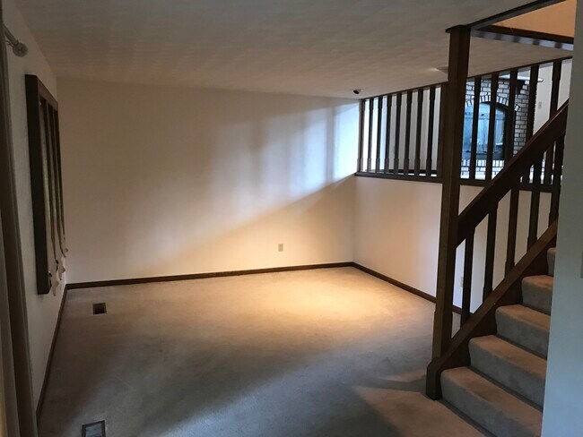 Building Photo - 1458 Eastview Dr
