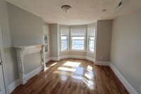 Building Photo - Ultra Modern Renovated Top Floor 4 bed 2 b...