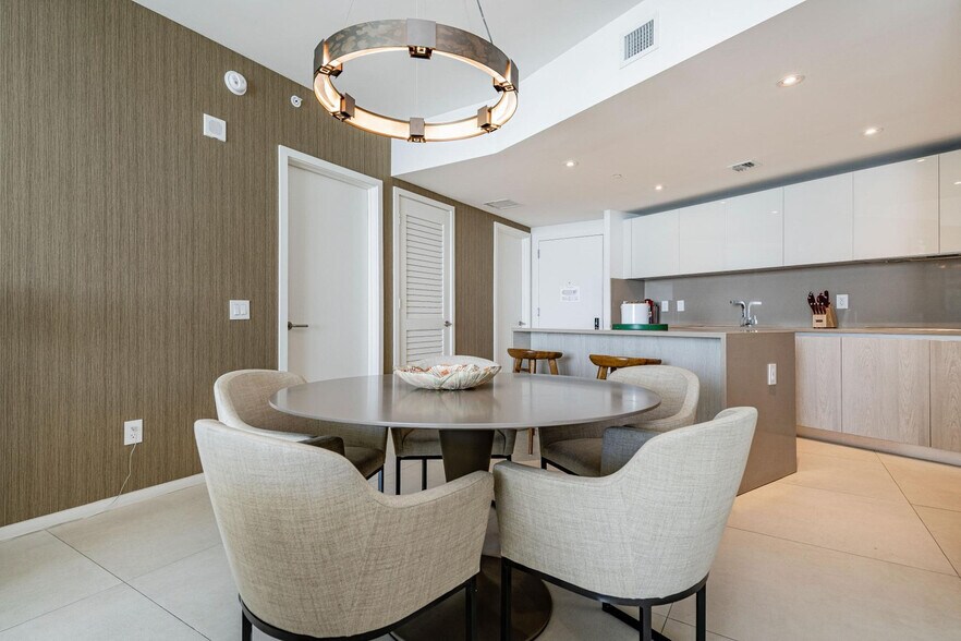Building Photo - 4011 S Ocean Dr