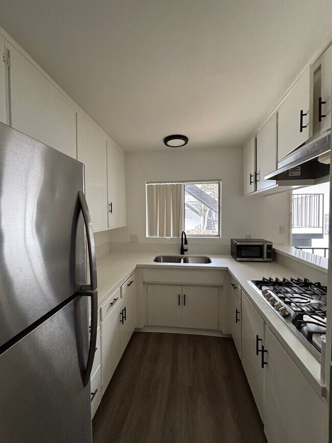 Building Photo - Upgraded 1 Bedroom In Torrance with Parkin...